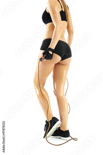 Skakanka, ćwiczenia na smukłą sylwetkę. 
Wysportowana kobieta skacze na skakance