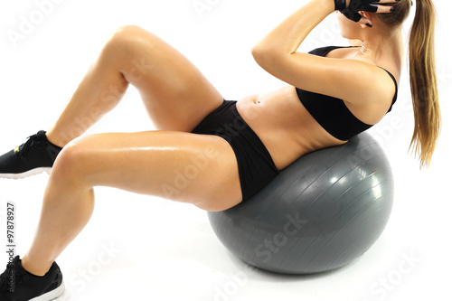 Fitness, kobieta ćwiczy mięśnie brzucha