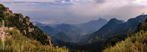 Blick vom heiligen Berg Tai Shan auf Tai'an photo