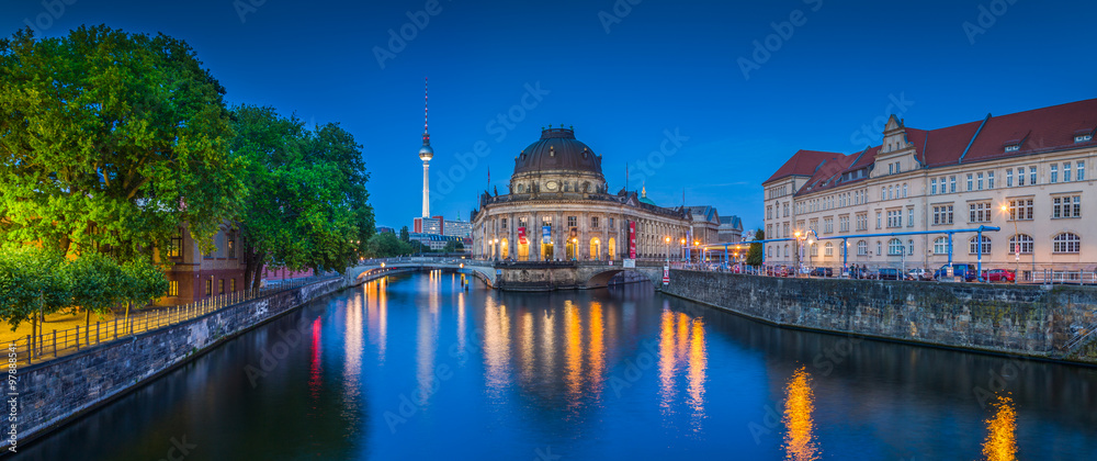 Fototapeta premium Berlin Museumsinsel with TV tower and Spree river at night, Germany