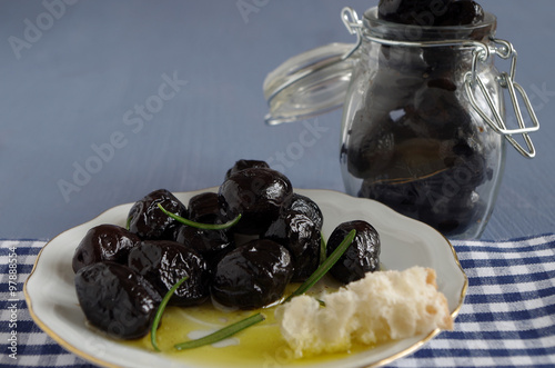 schwarze Oliven mit rosmarinöl photo