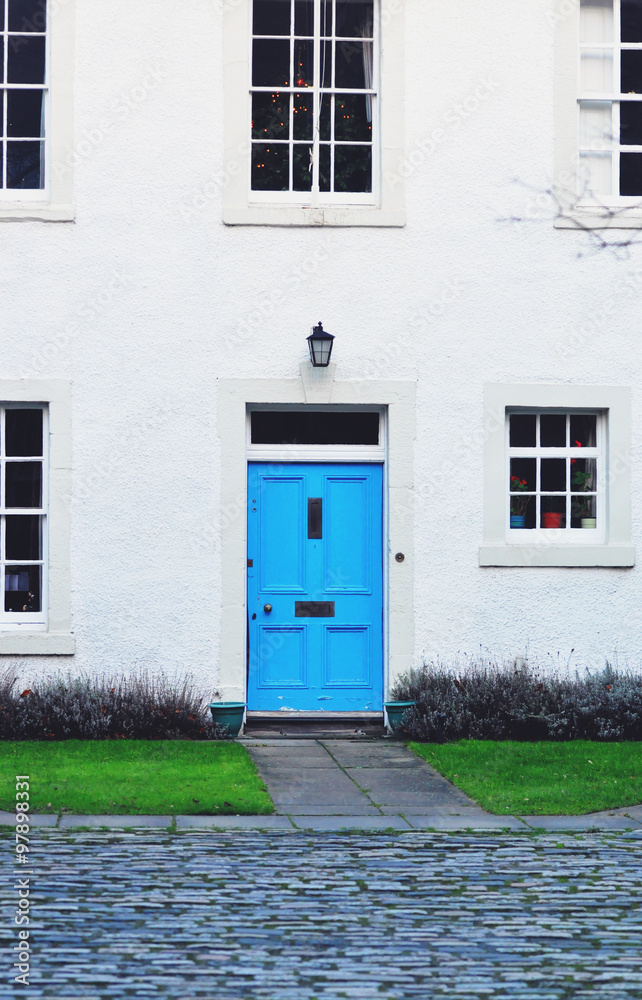 Obraz premium Traditional building with front door in England - toned picture