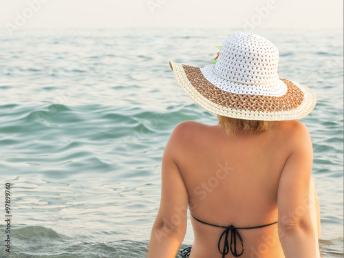 girl hat sea