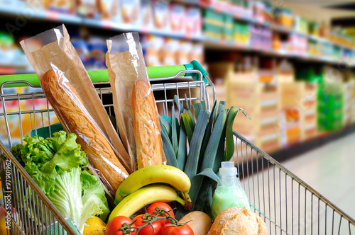 Fototapete Einkaufswagen voller Lebensmittel im Supermarktgang erhöhten Blick