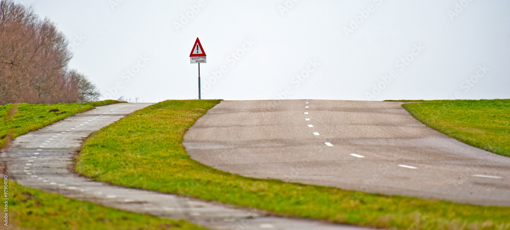 Obraz premium Curve in a road through the countryside