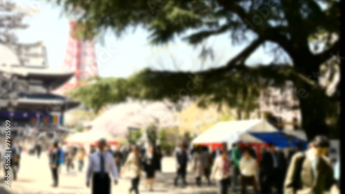 Wallpaper Mural 春の晴れ間に増上寺に集まる人々のイメージ Torontodigital.ca