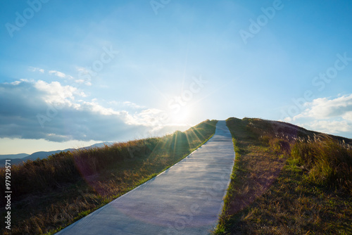 空に続く山道 photo