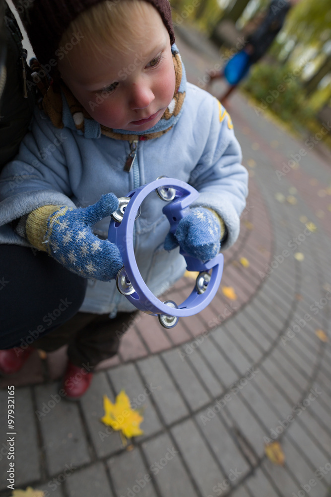 Naklejka premium a boy of two years on a walk in a city park