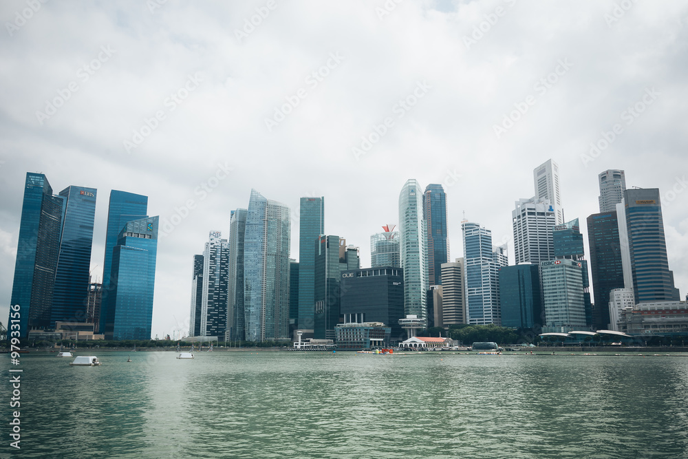 Fototapeta premium SINGAPUR, SINGAPUR - 16 lipca 2015: Widok na centrum Singapuru