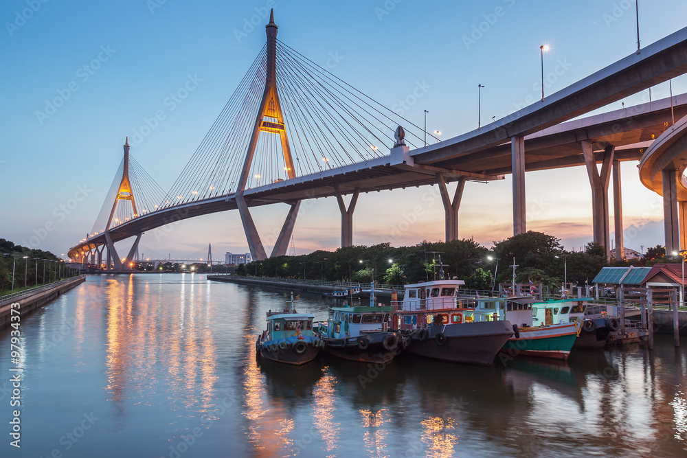 Obraz premium Cross river Bridge during twilight time with lighting