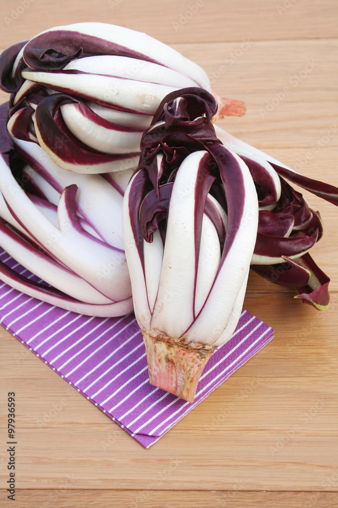 radicchio rosso tardivo su tavolo di legno