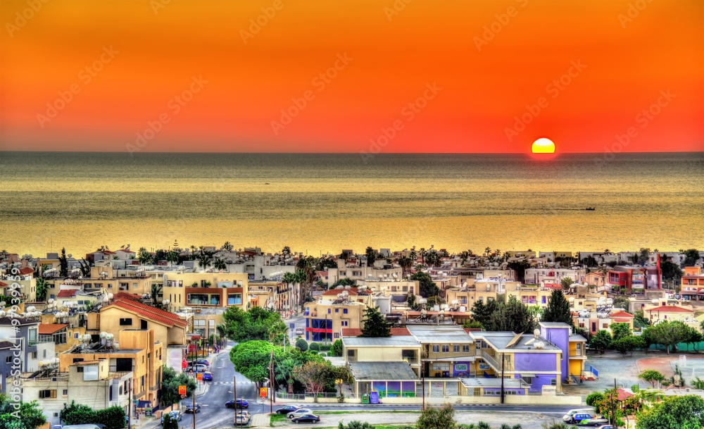 Obraz premium Sunset above the city of Paphos - Cyprus