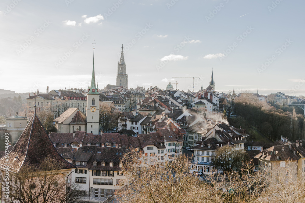 Obraz premium Bern, Stadt, Altstadt, Altstadthäuser, Münster, Nydeggkirche, Nydegg, Kirche, Kirchtürme, Winter, Schweiz