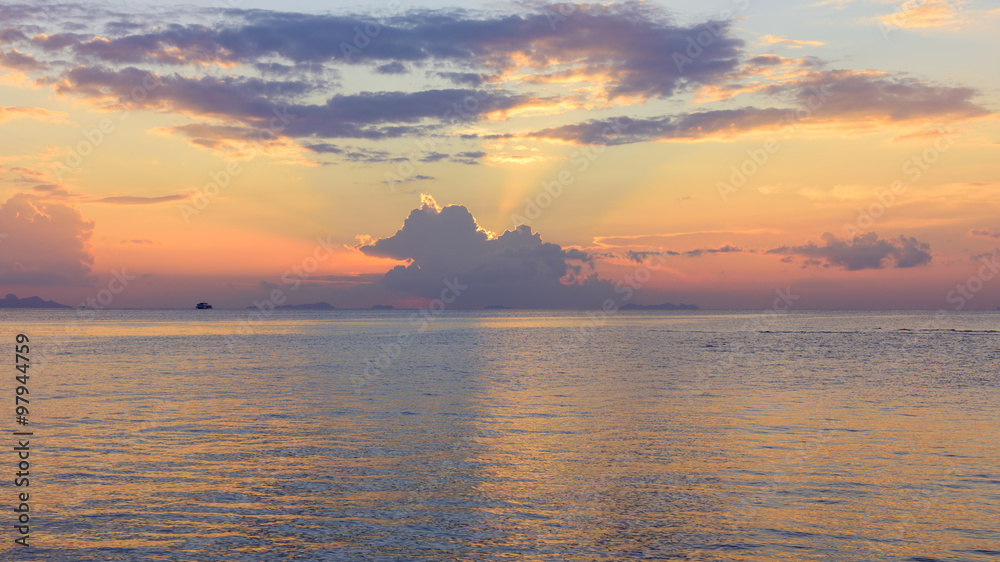 Fototapeta premium Dramatic ponoramic tropical beach sky sunset background