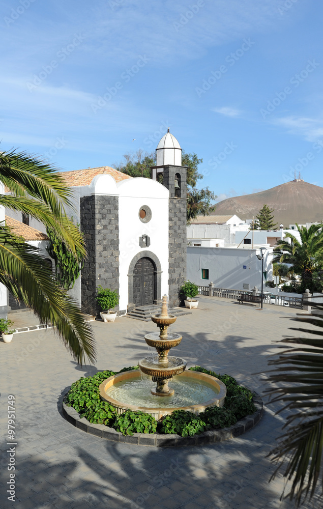 Obraz premium Théâtre municipal et église Saint-Barthélemy à San Bartolomé