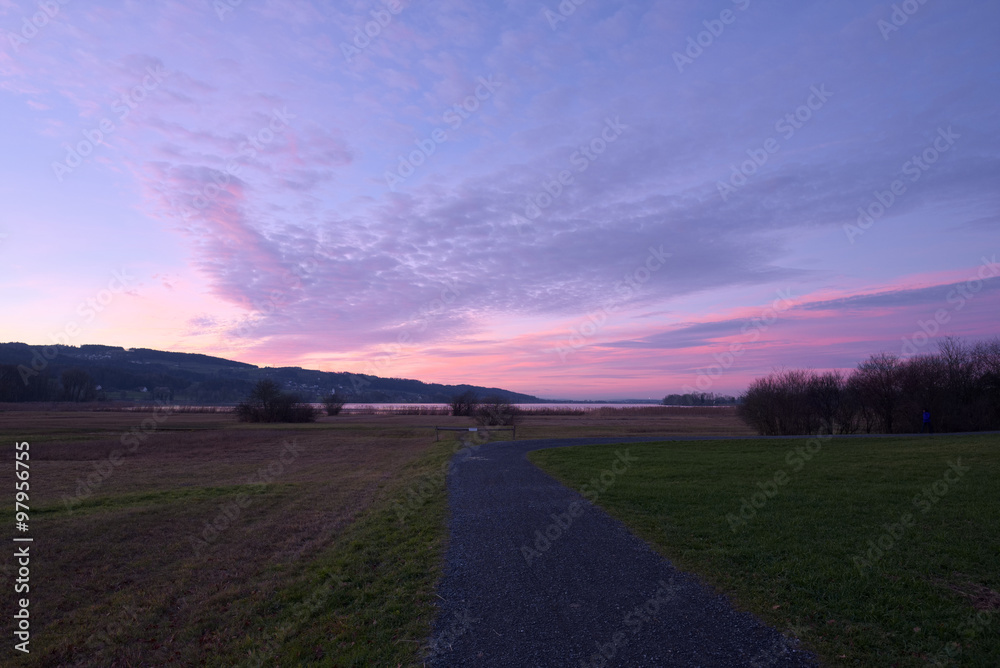 Fototapeta premium Abendröte mit see im Hintergrund
