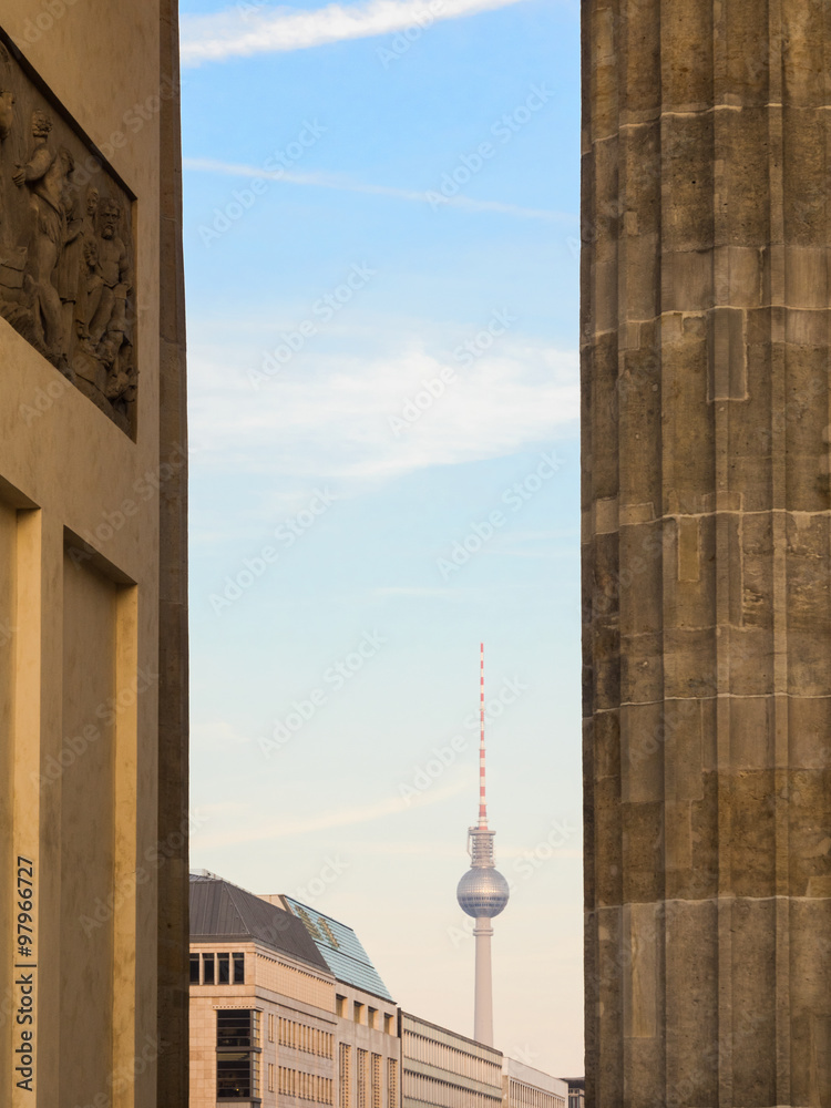Fernsehturm Berlin durch das Brandenburger Tor gesehen