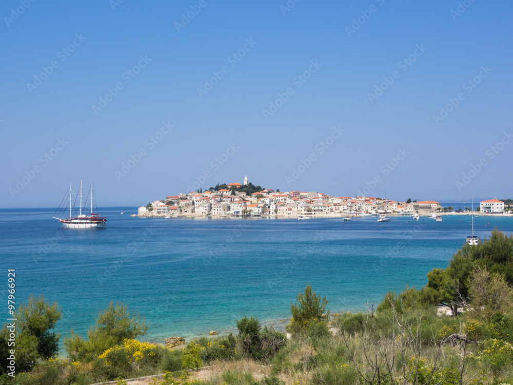 Blick auf die Stadt Primosten in Dalmatien, Kroatien