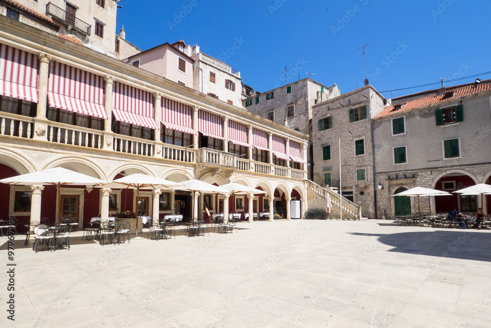 Platz in der Altstadt von Sibenik, Dalmatien, Kroatien