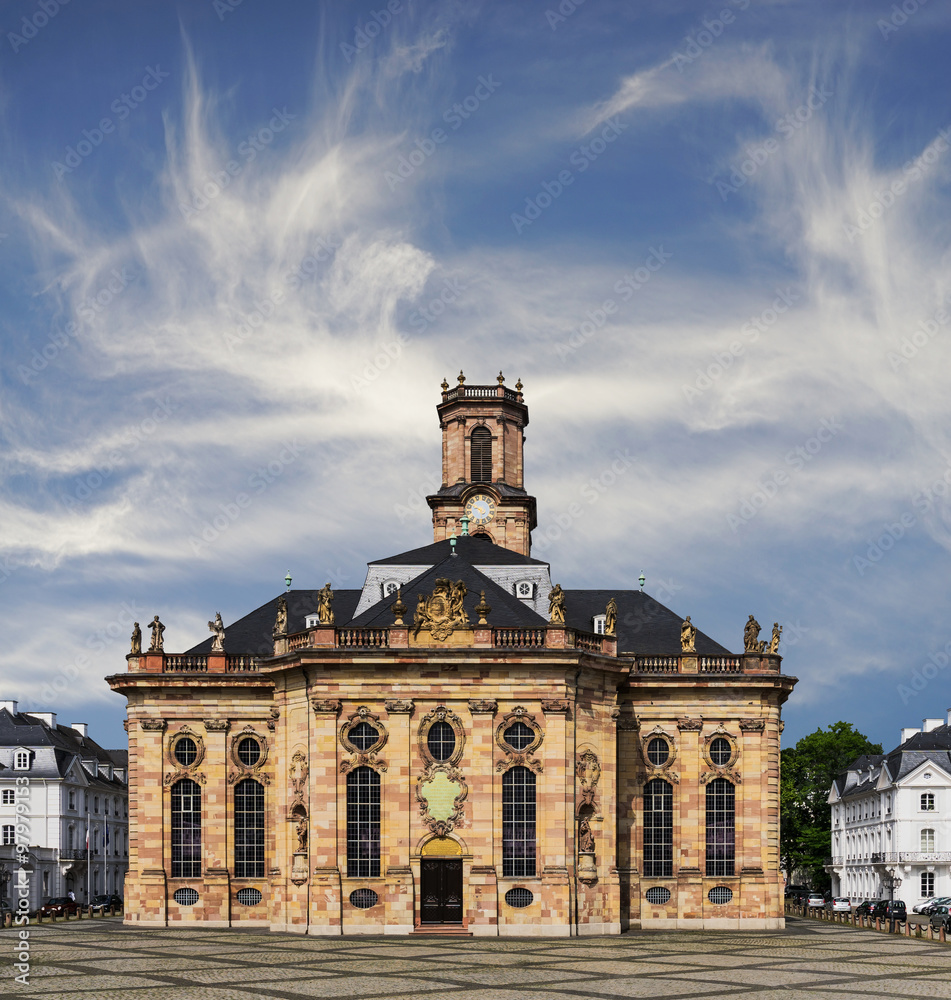 Barocke Ludwigskirche in Saarbrücken vor Himmel mit Federwolken