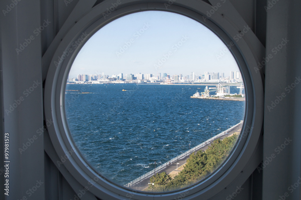 Fototapeta premium 丸い窓からの風景