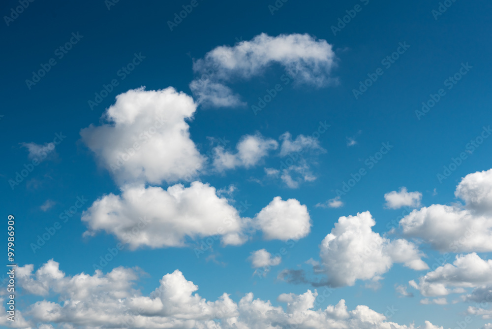 Obraz premium blue sky background with tiny clouds
