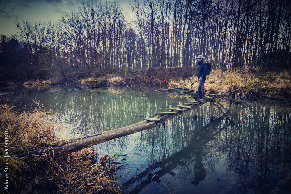 Obraz premium old wooden footbridge