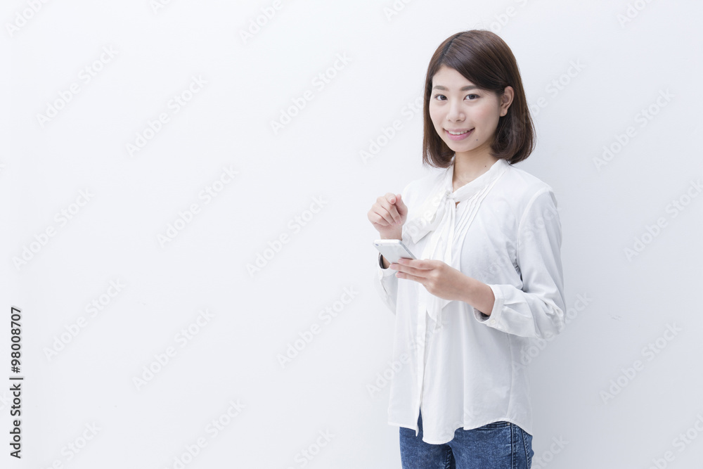 スマートフォンと女性 スマートフォンと女性