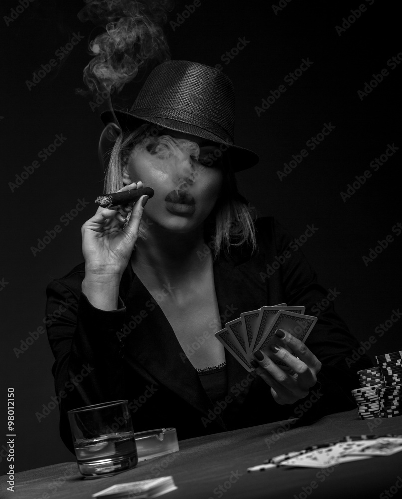 Obraz premium Beautiful young woman playing poker, Black and white.