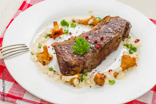Grilled rump steak with chanterelle and cream sauce