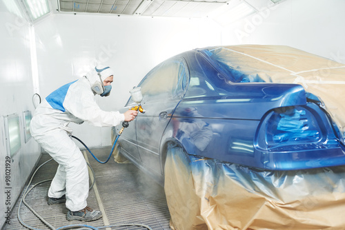 Foto worker painting auto car body