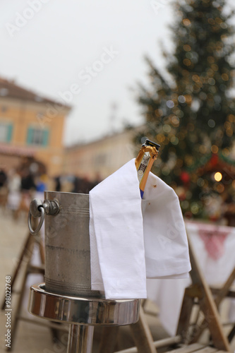 brindisi sotto albero photo