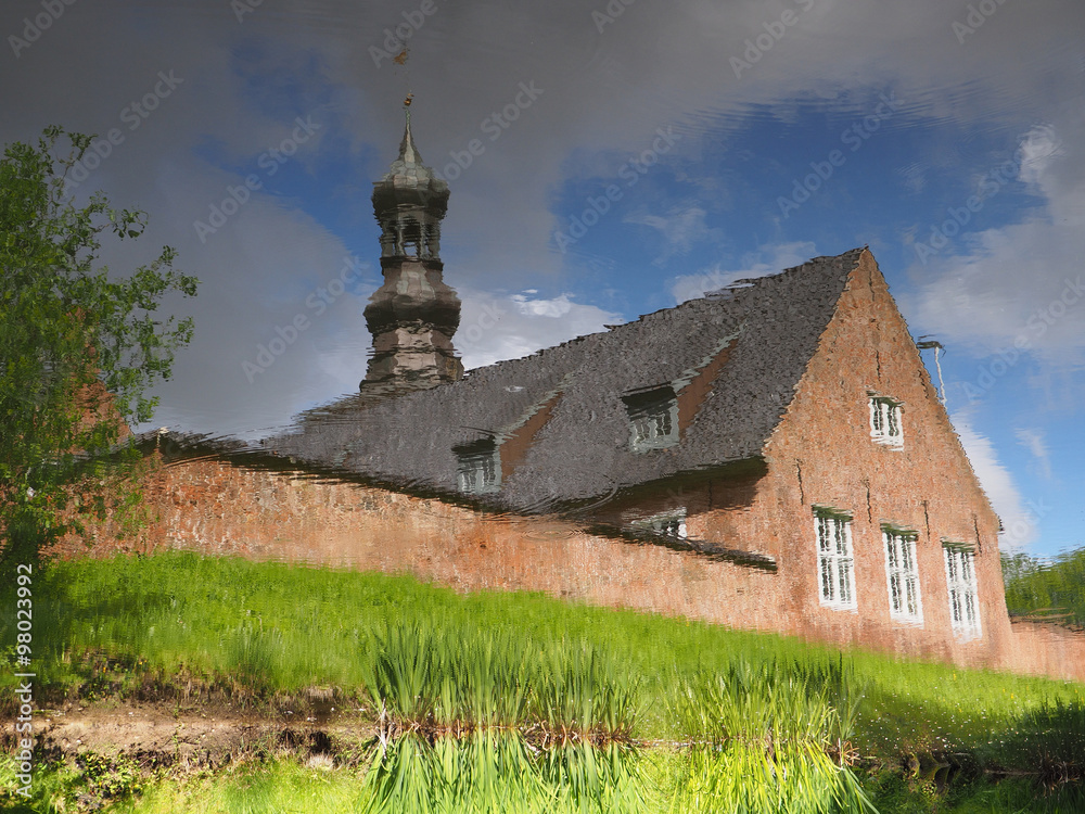 Wasserschloss Husum Spiegelung im Schlossgraben Wasserschloss Husum Spiegelung im Schlossgraben