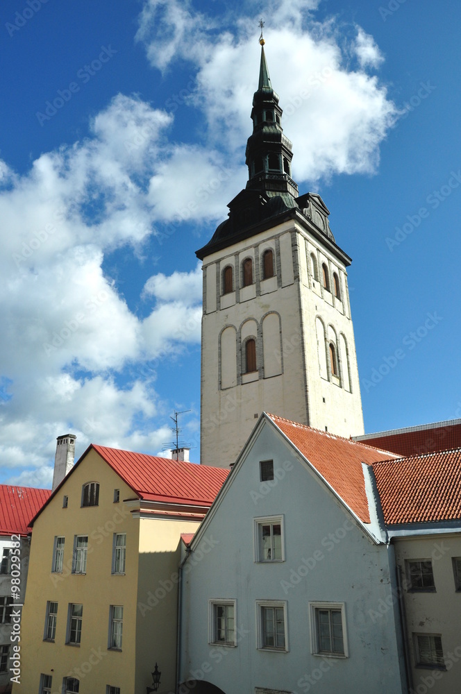 casas y torre Iglesia enTallin, Estonia