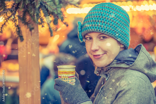 Φωτογραφία Frau mit Glühwein auf Weihnachtsmarkt