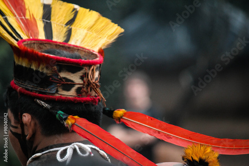 lindo cocar indígena Brasileiro photo
