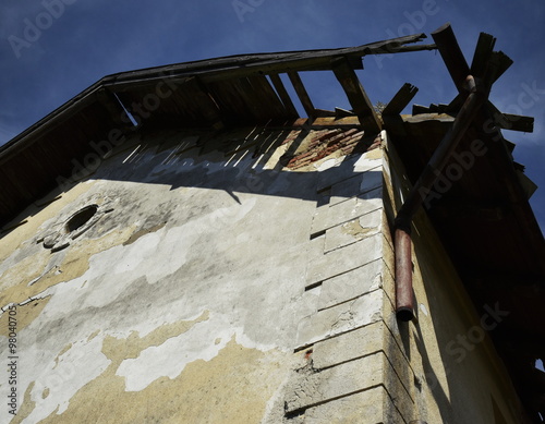 Fényképezés ramshackle roof of the old house