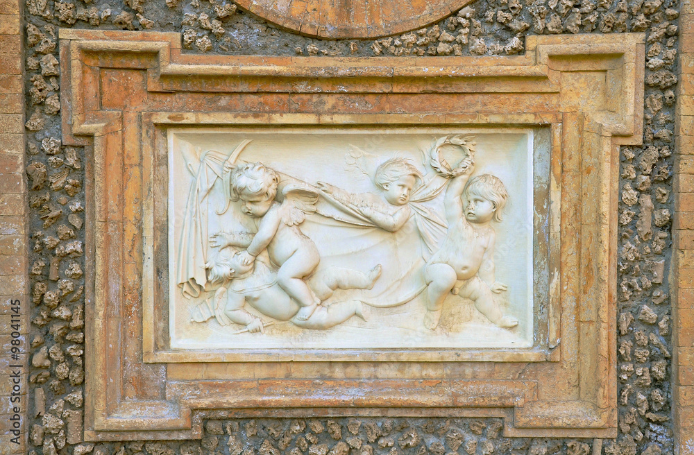 bassorilievo in marmo di epoca rinascimentale a villa pamphili in roma,italia