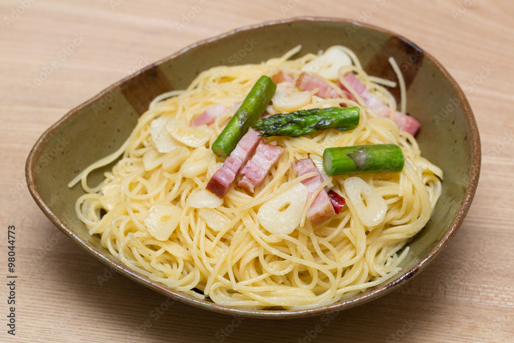 ベーコンとアスパラガスのパスタ