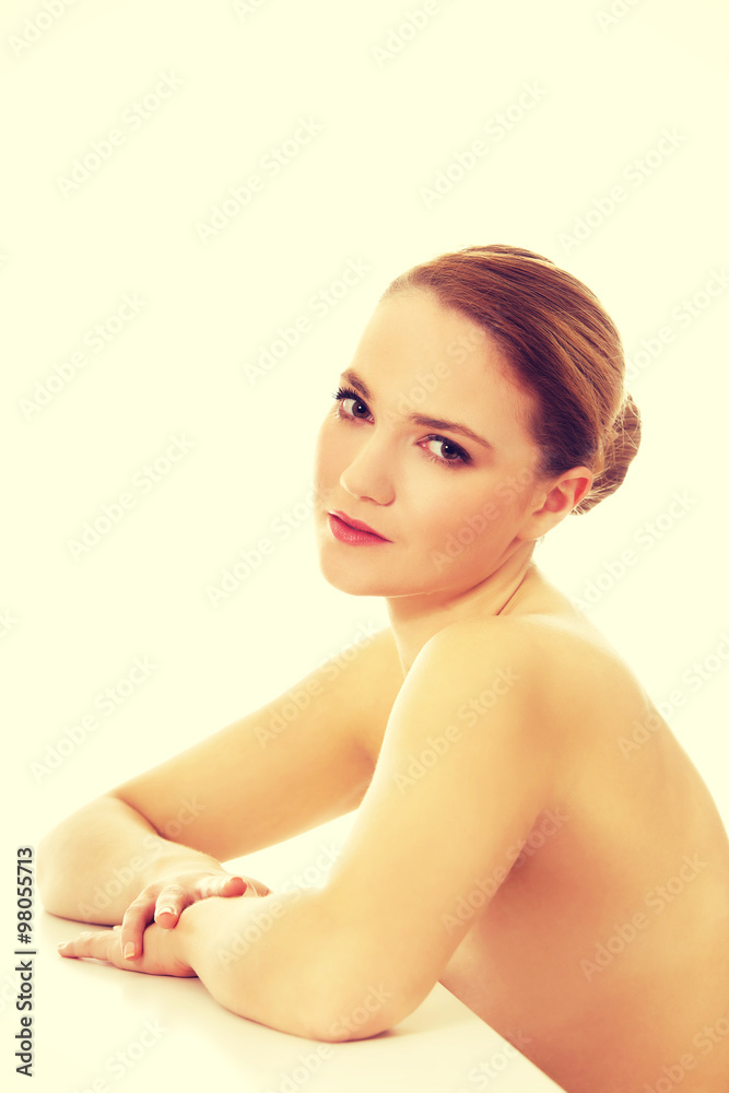 Obraz premium Beautiful young spa woman by a desk.