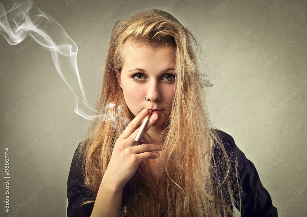 Obraz premium Blonde girl smoking