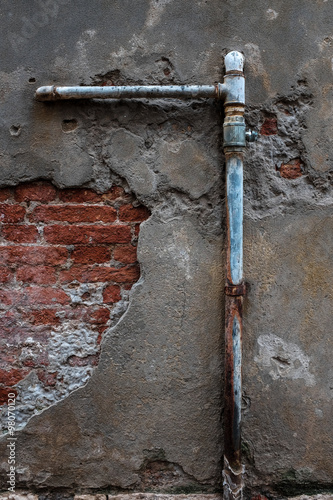 tuyau mur brique eau béton matière vieux enduit usine