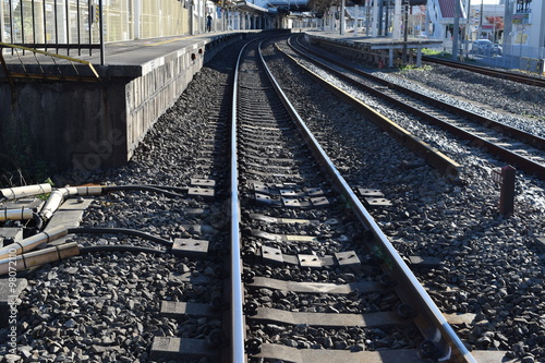 常磐線の線路（複線）／茨城県で常磐線の線路（複線）を撮影した写真です。JR佐貫駅近く（牛久駅方面）の踏切から撮影した写真です。