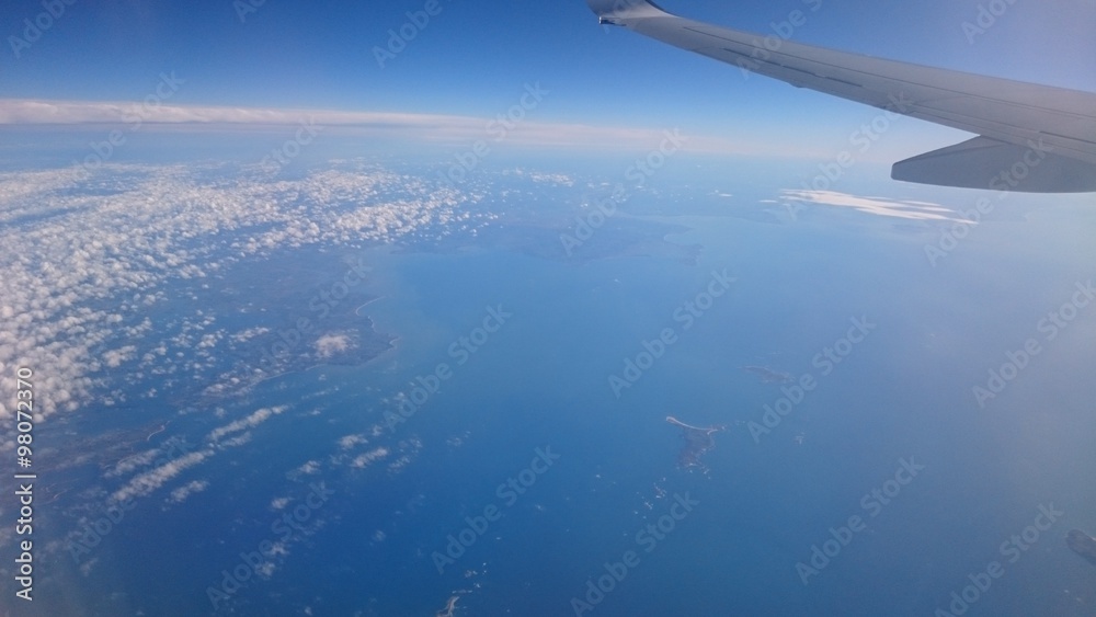 Obraz premium Vista aérea de Reino Unido y el mar desde un avion