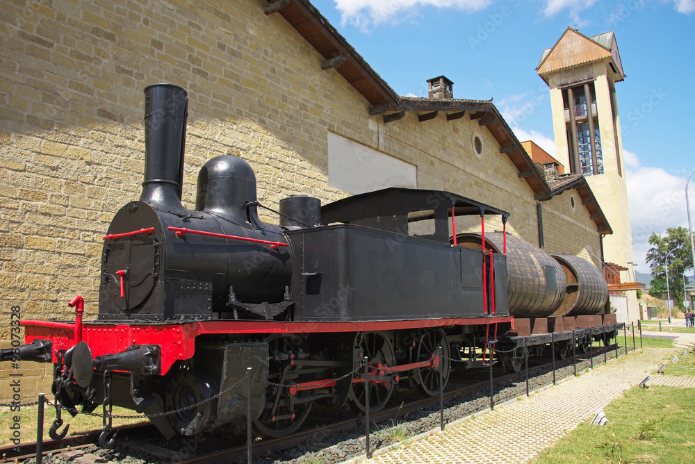 Naklejka premium Pociąg parowy z beczkami wina w Haro Rioja