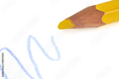 Crayon de couleur jaune et trait d'une autre couleur photo