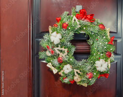 Foto Large artificial circled wreath with knops and bead hangs during