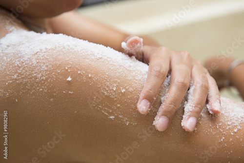 Fototapeta Mladá žena léčba drhnout na kůži se solí křoviny