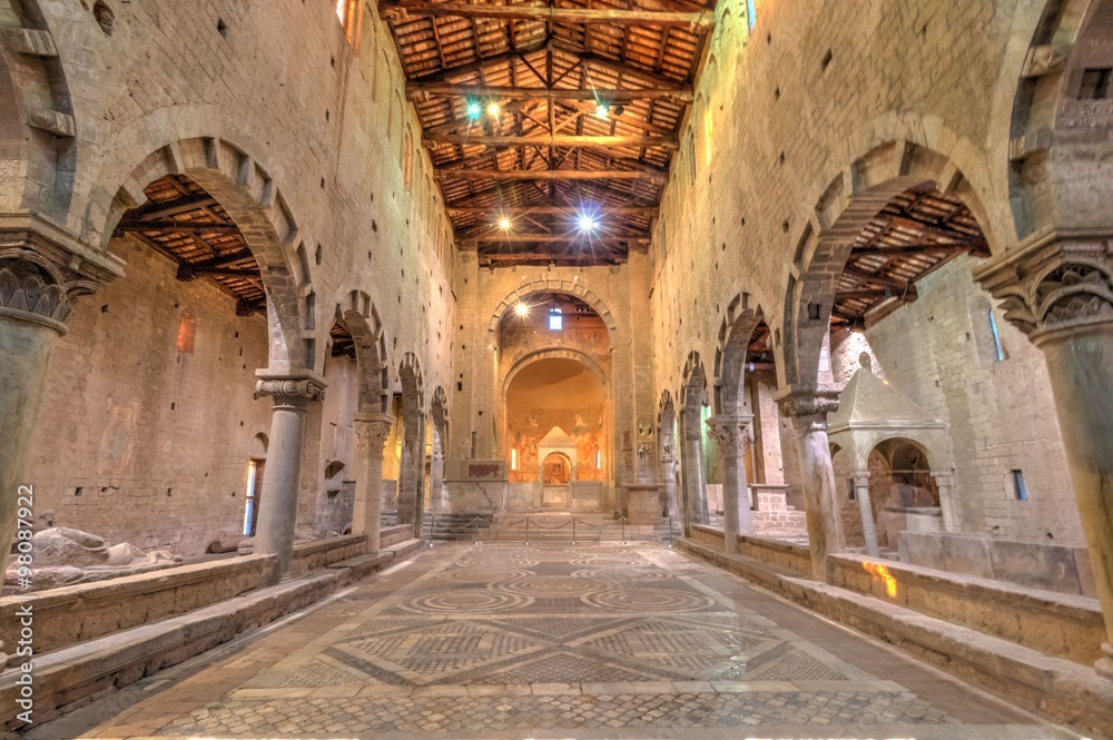 Vista dell'interno della chiesa di San Pietro a Tuscania VT