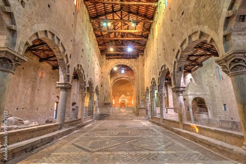 Vista dell'interno della chiesa di San Pietro a Tuscania VT